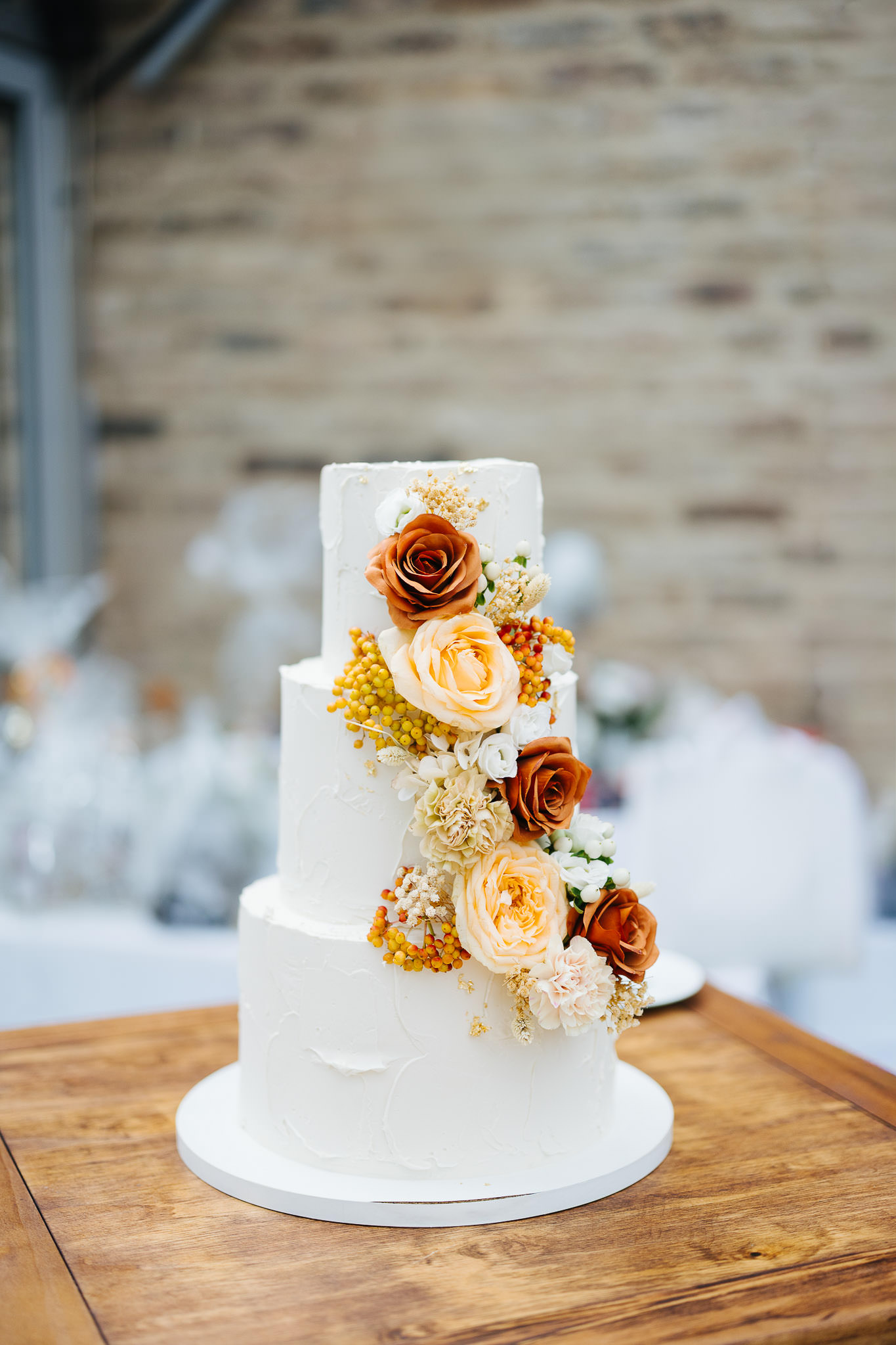 Mehrstöckige Hochzeitstorte mit floraler Dekoration bei einer Hochzeit im Schloss Grünewald in Solingen.