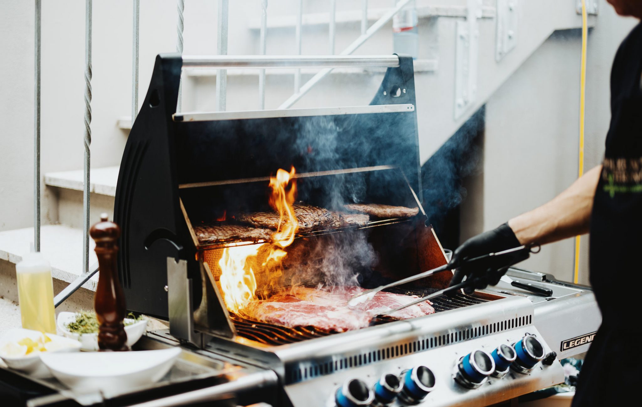 Live-Cooking beim Hochzeitscatering im Schloss Grünewald in Solingen – Fleisch wird auf dem Grill frisch zubereitet.