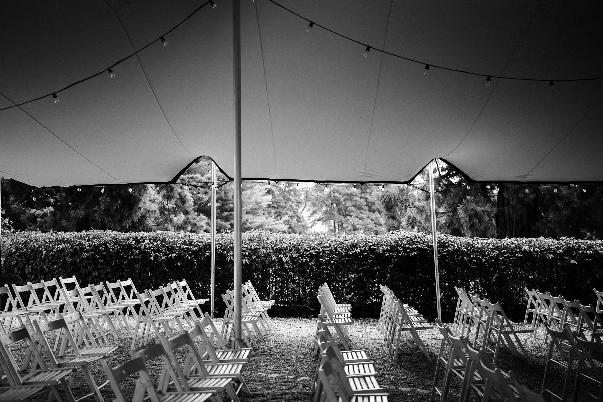 Überdachte freie Trauung im Schloss Grünewald in Solingen mit weißen Stuhlreihen unter einem Zelt.