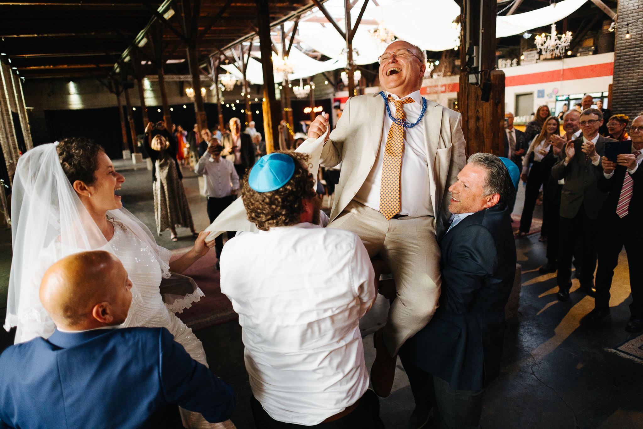 Ausgelassene jüdische Hochzeitsfeier mit Hora-Tanz im Gare du Neuss