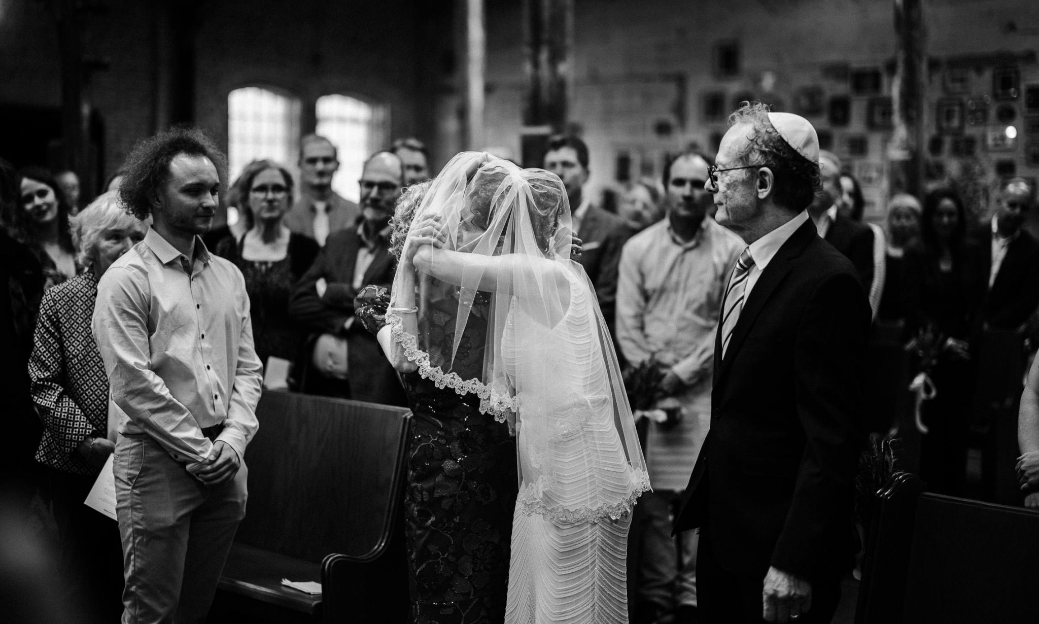 Braut wird während der jüdischen Trauung im Gare du Neuss von ihrer Mutter umarmt